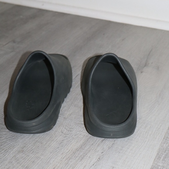 Adidas Yeezy Slide in Dark Onyx - Picture 3 of 5